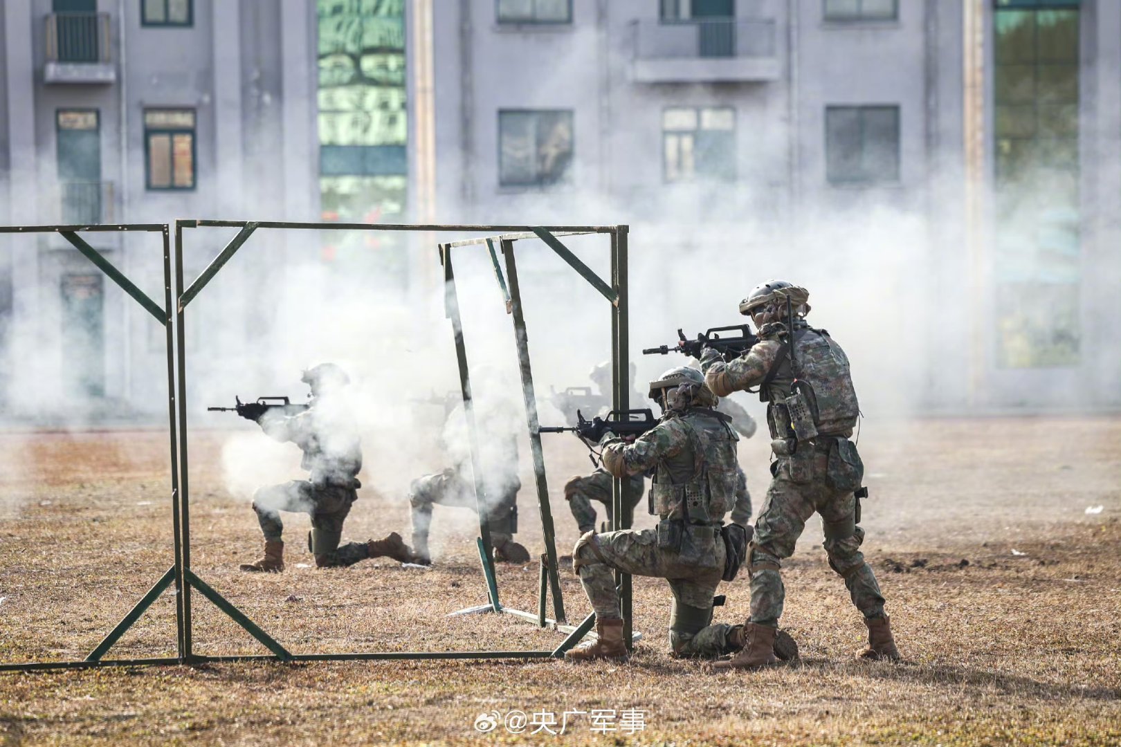 包含国家队迎来关键一役，士气高昂的词条