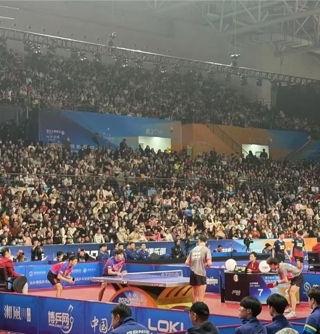 包含热情奔放！球迷现场助威声不绝于耳的词条